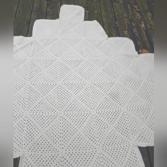 Hand Knit Snowflake Blanket - Picture 6 of 9